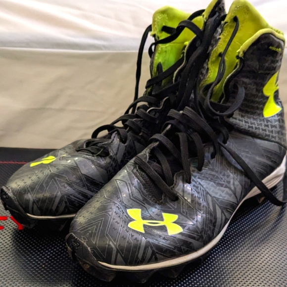 Under Armour ClutchFit Football Cleats - Picture 1 of 3